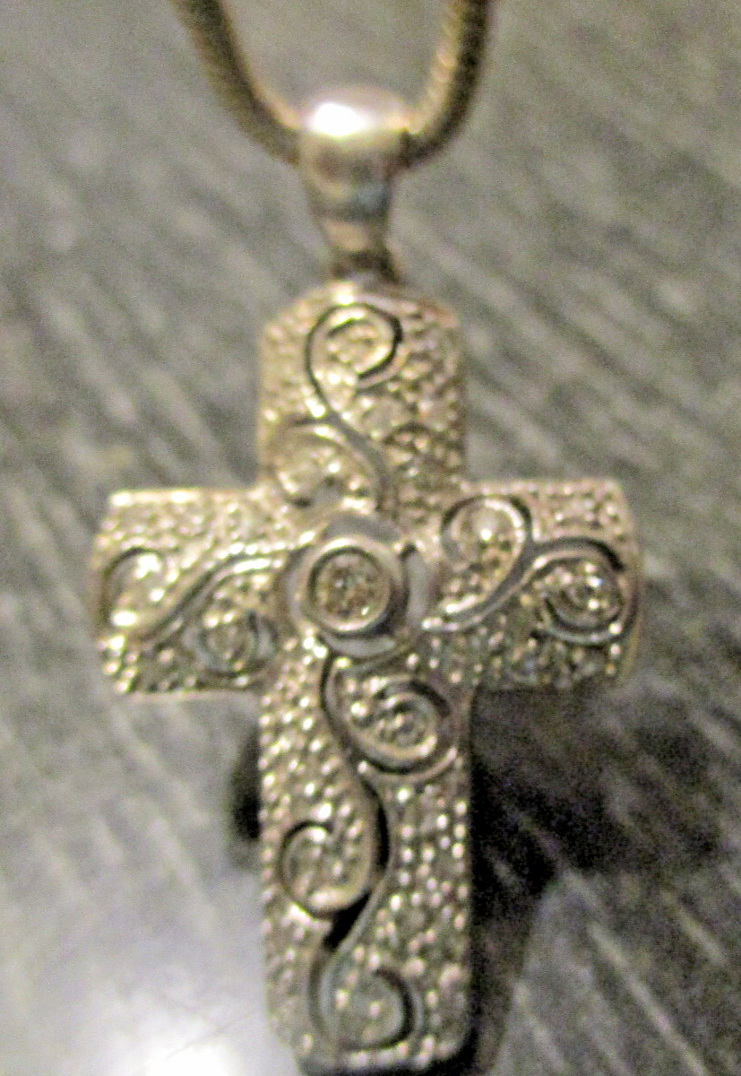 Vintage Sterling Silver & Diamond Crucifix Cross Pendant & 925 Chain Necklace