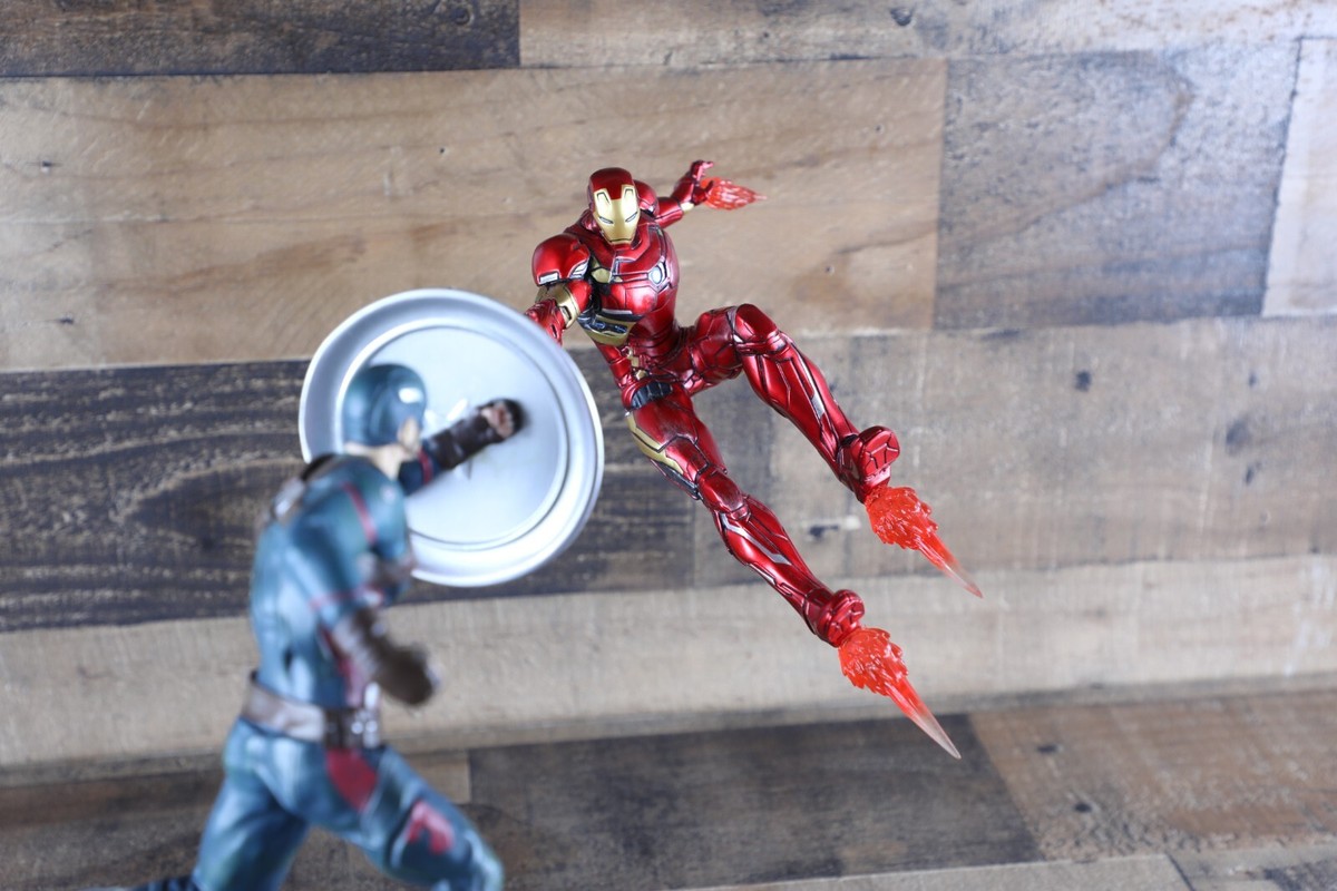 CAPTAIN AMERICA vs IRON MAN Premium Motion Statue Factory