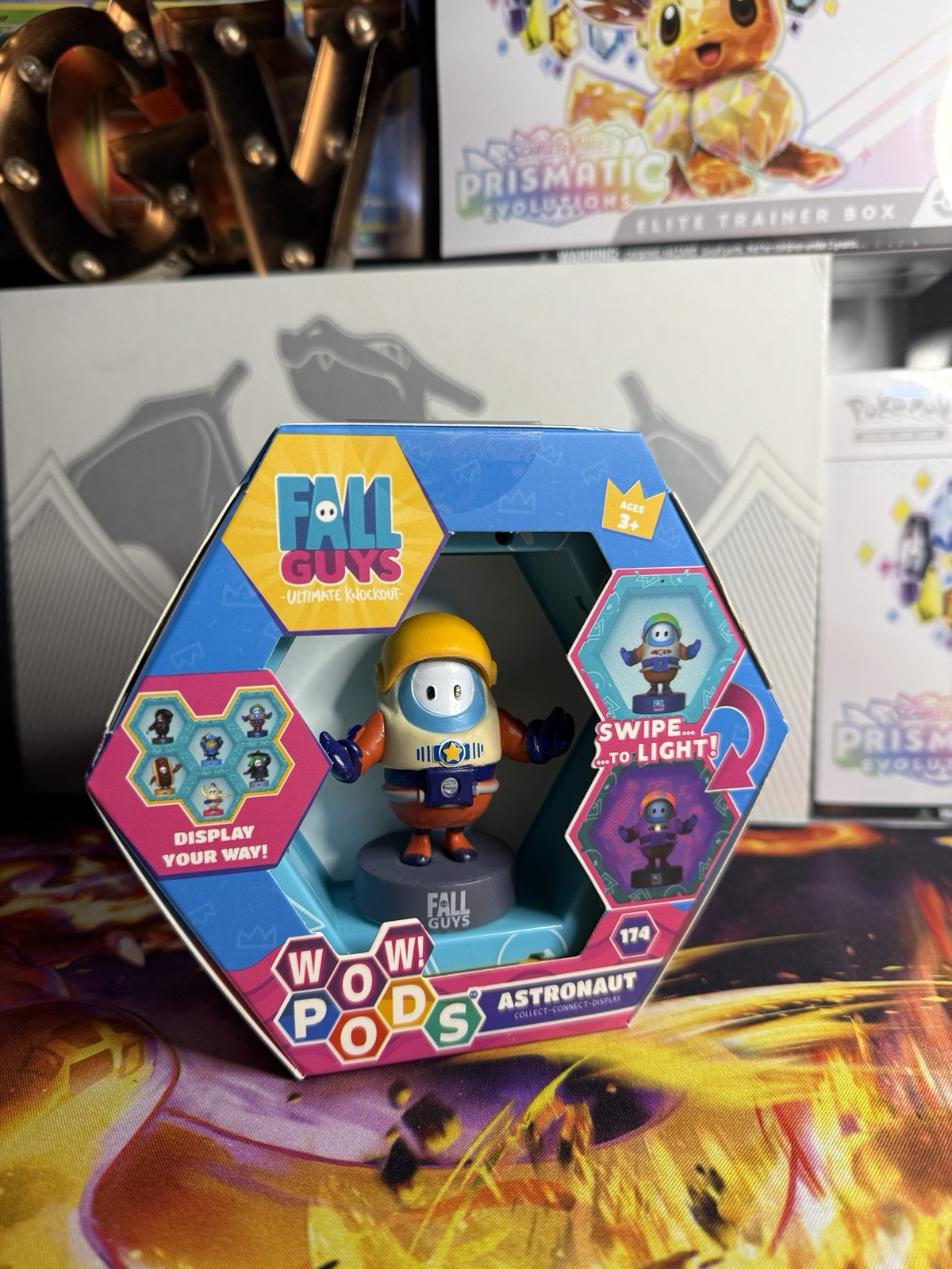 WOW PODS Fall Guys Ultimate Knockout - Astronaut Light-up Bobble-Head Figure