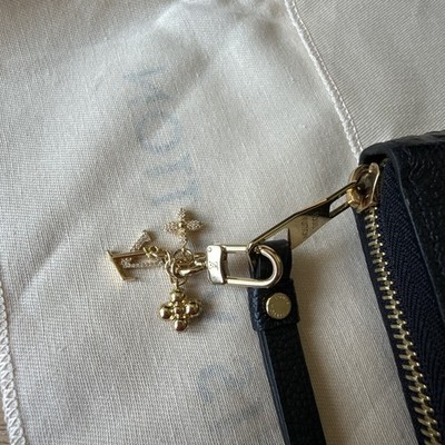 Louis Vuitton Anhänger mit den LV Initialen und der Monogram-Blüte, NEU