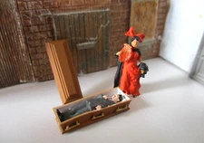 HO Preiser Figures : Mrs. Vampire trying to wake up Mr. Vampire 29075 /  29111