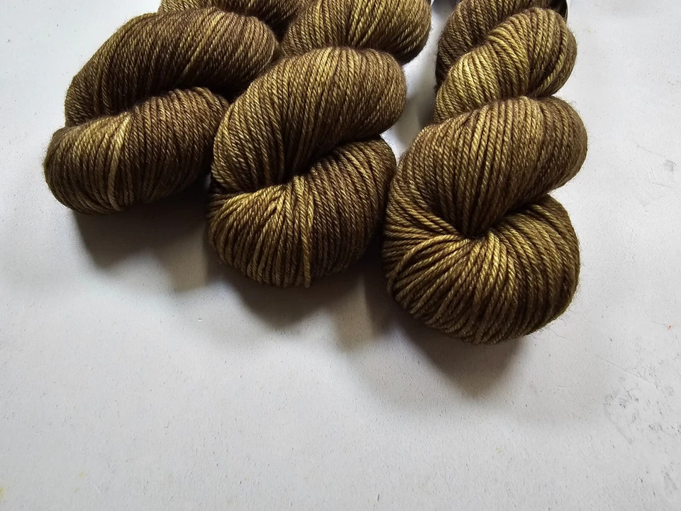 Hilo De Lana Merino / Nylon Teñido A Mano, Peso DK, 100g, SWAMP - Imagen 4 de 4