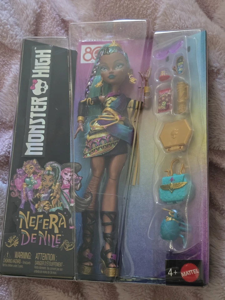Monster High Nefera De Nile Doll w/ Pet Scarab & 7 Accessories Mattel