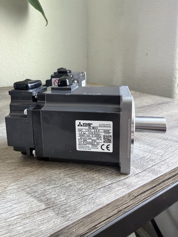 Mitsubishi Electric HG-MR43 AC Servo Motor 400W 114V IP65 14mm Shaft