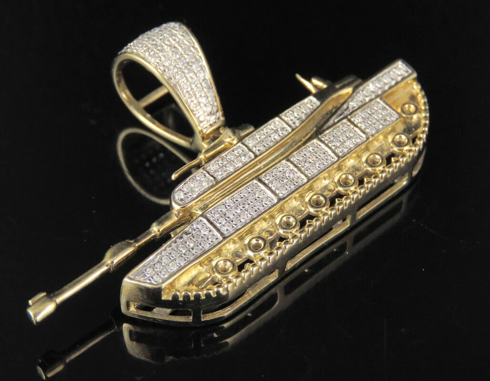 Pingente tanque militar masculino moissanita corte redondo folheado a ouro amarelo 14K 0,60 CT - Imagem 3 de 4