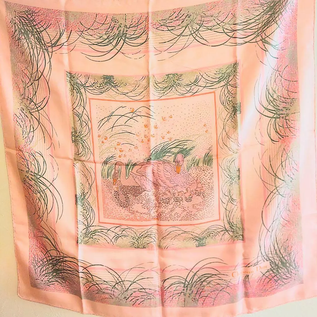 Authentique foulard Christian Dior rose motif fleurs toutes saisons femme décontracté