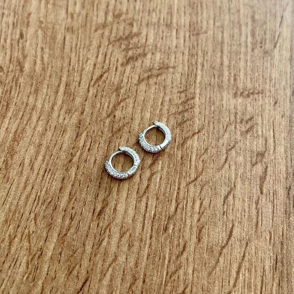 Pendientes tipo argolla Huggie gruesos de diamantes creados de 1,50 quilates de oro amarillo de 14 quilates más de 925 Foto 2 de 4