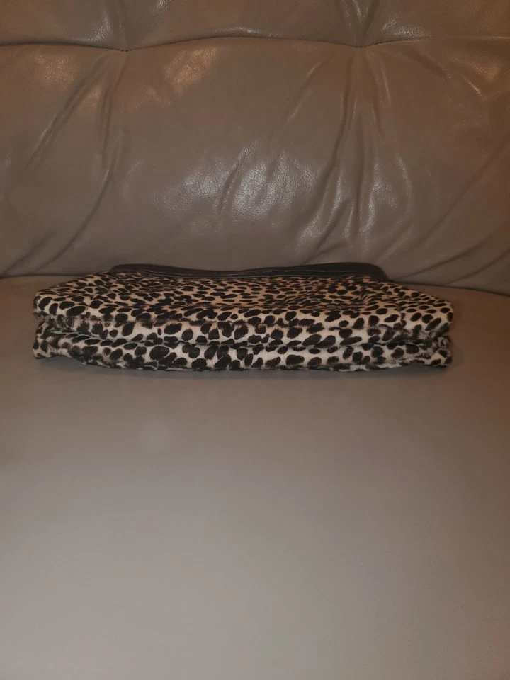 Bolso sin asas de cuero forrado con pelo de becerro Ann Taylor estampado animal Foto 2 de 4