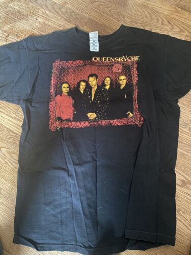 vintage concert T-shirt. QUEENSRYCHE Q2K World Tou