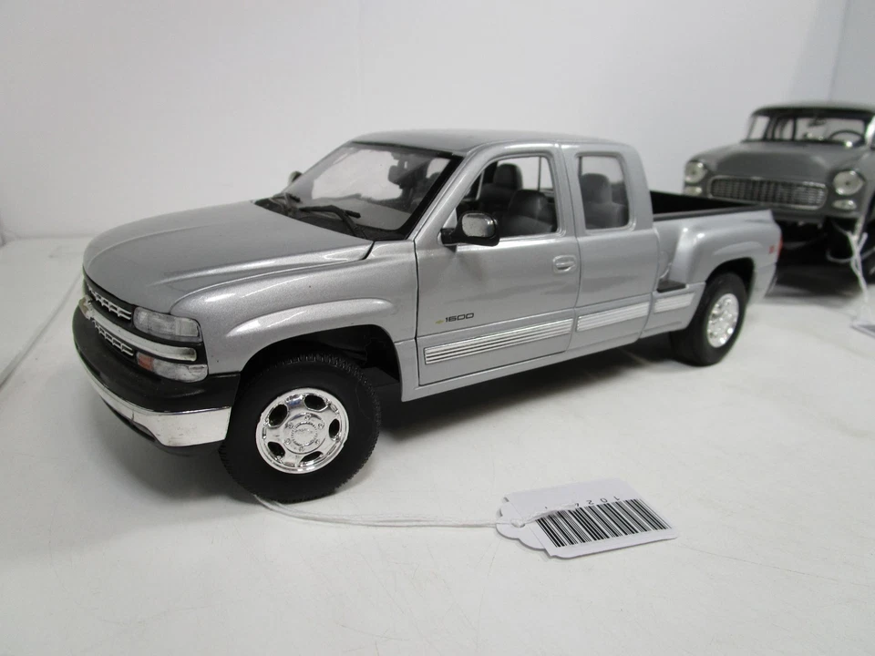 WELLY 1/18 CHEVY SILVERADO Z71 W/ TRAILER ERTL 1955 CHEVY HOT ROD*ISSUES* - Image 2 of 4