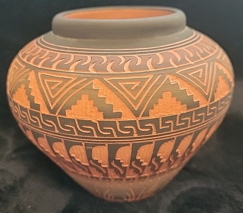 E Etsitty Navajo Artist Etched Pot - Beautiful - Picture 1 of 6