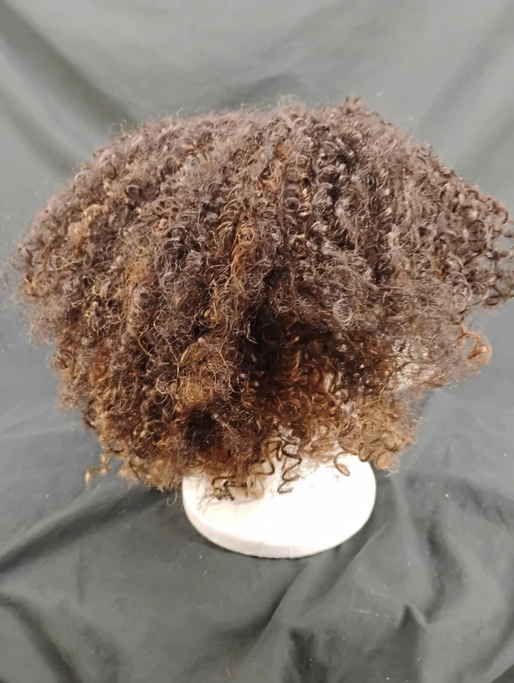 Peluca corta Carefree Cutie Lizzie marrón con reflejos Foto 2 de 4