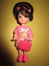 B1442) ORIGINALE BRÜNETTE BARBIE SHELLY KLEID+HÖSCHEN+SCHUHE MATTEL NEUWERTIG