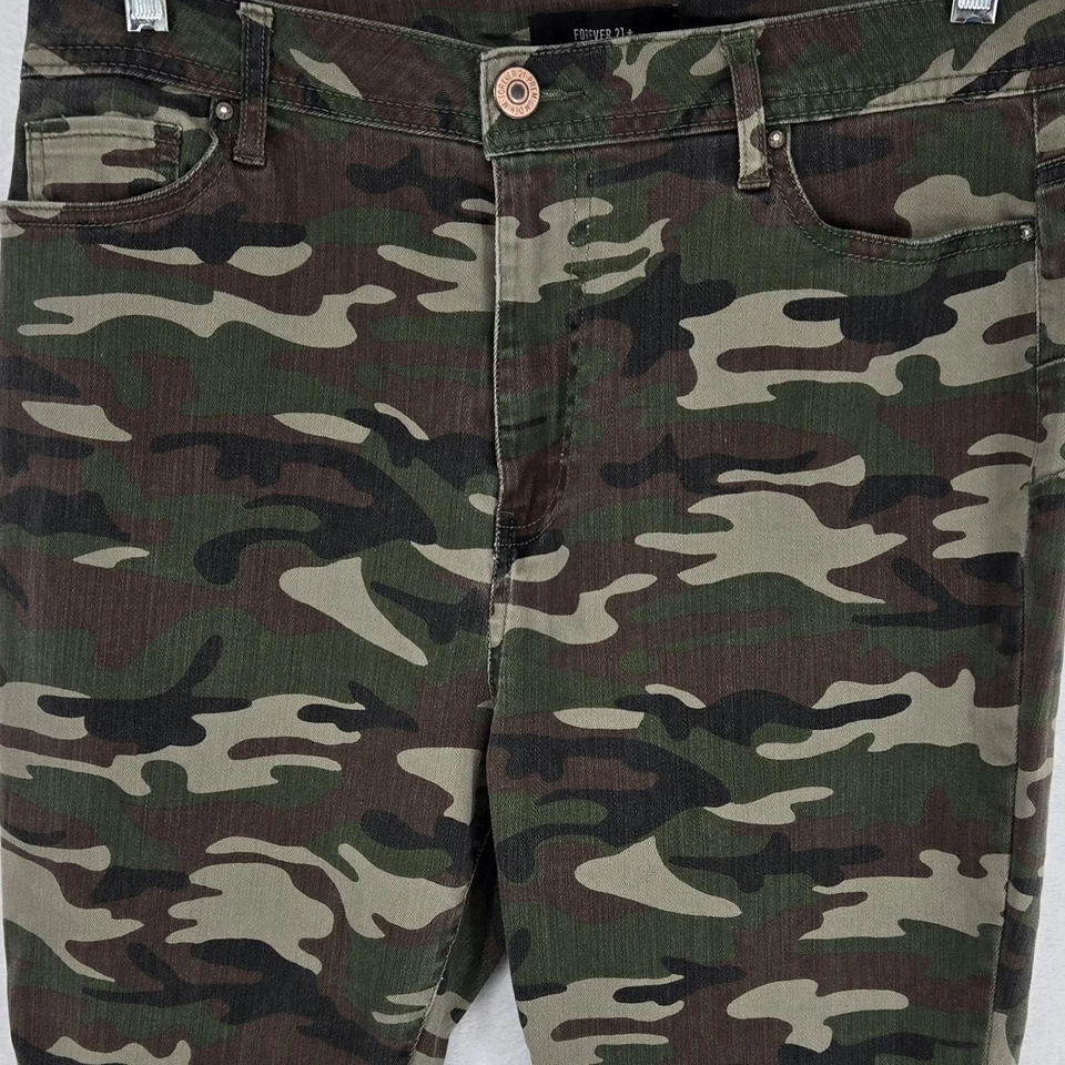 Pantalones de mezclilla Forever 21 Plus para mujer 0X camuflados ajustados elásticos verdes camuflaje Foto 2 de 4