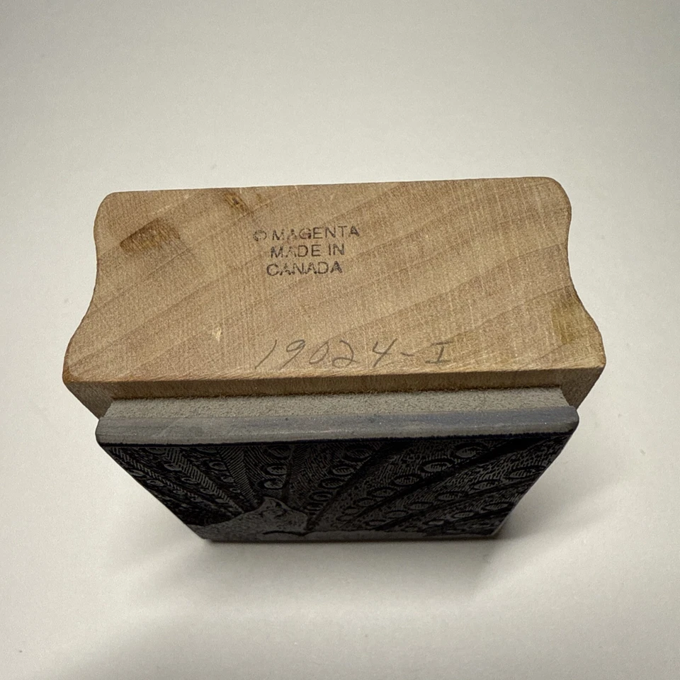 Пурпурный канадский резиновый штамп с перьями павлина 2 дюйма x 2 дюйма - Изображение 3 из 4