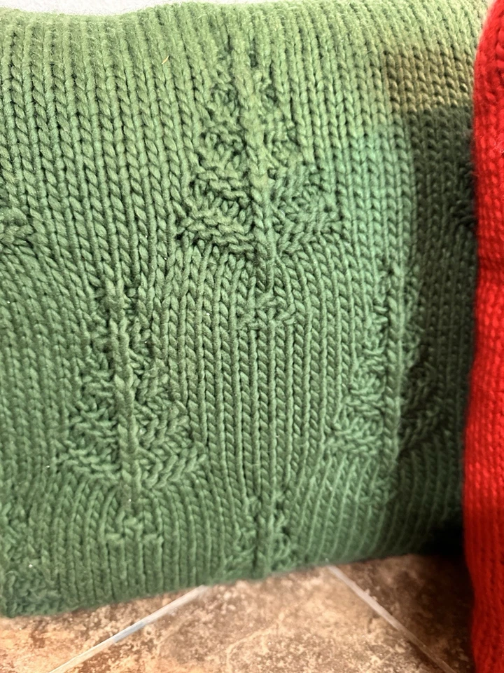 Almohadas de lanzamiento de umbral 18x18 rojo y verde árboles de Navidad tejido con cable Foto 3 de 4