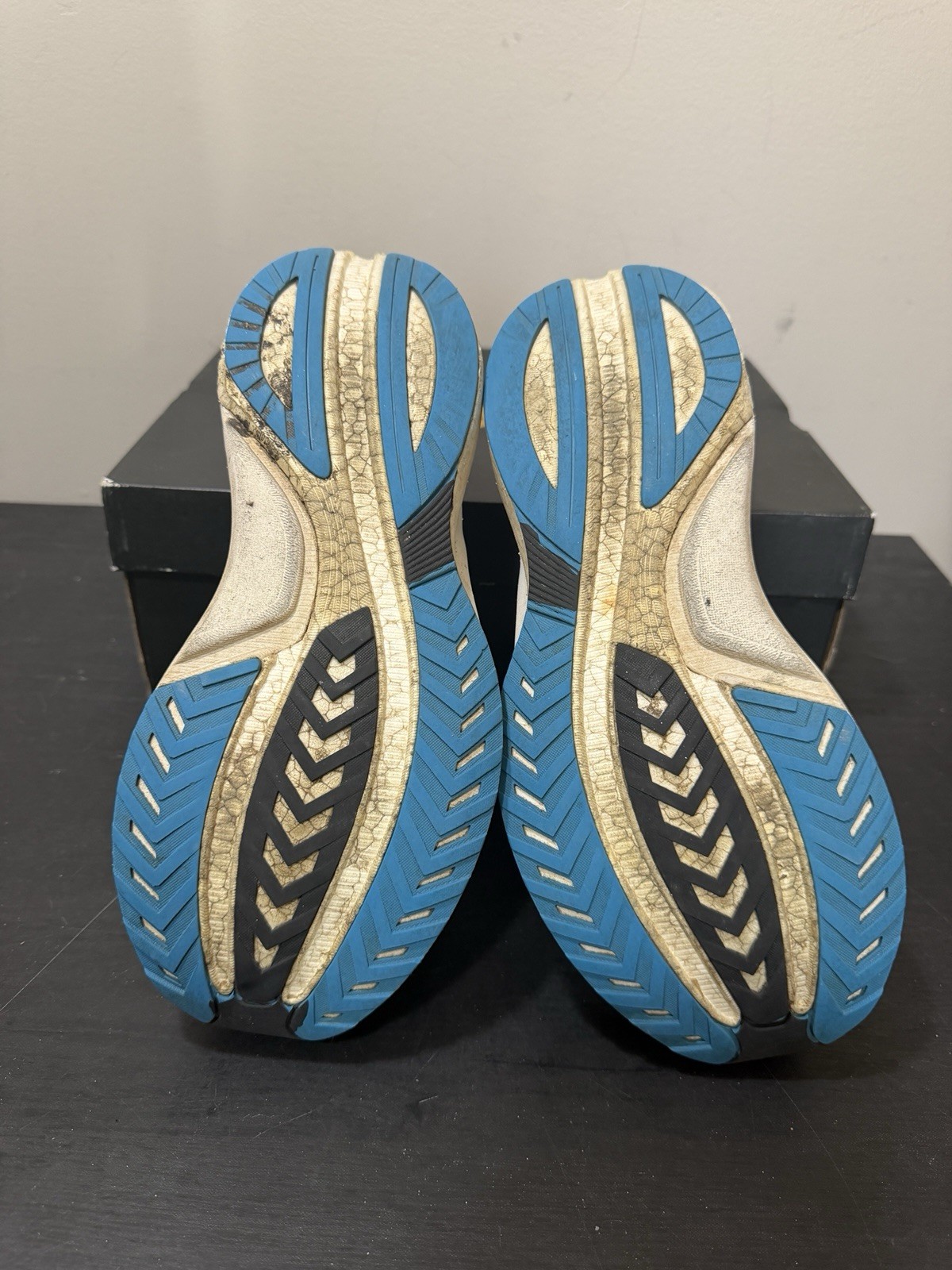 Size 9 - Saucony Tempus Gray- Pre Owned- Good Condition thumbnail 4