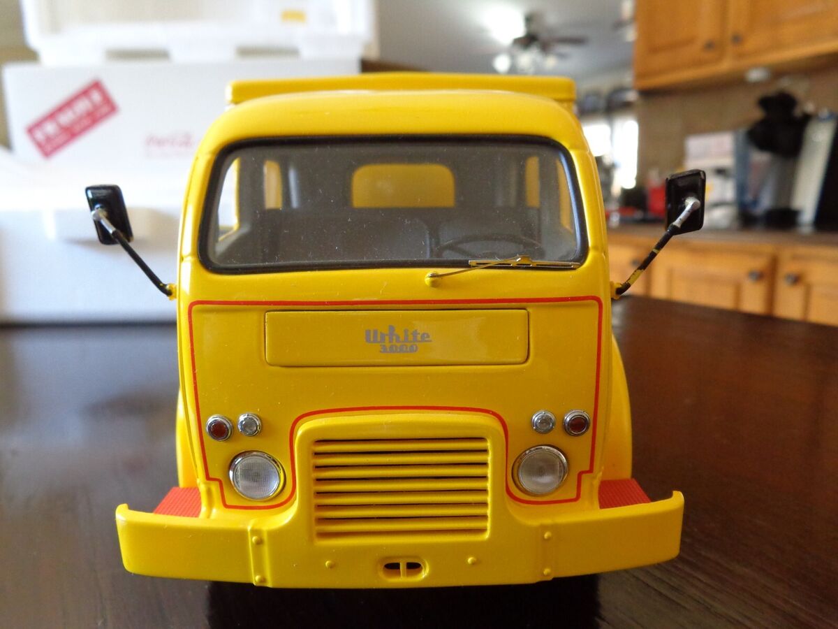 1955 WHITE COCA COLA DELIVERY TRUCK 1/24 DANBURY MINT NICE 1955 WHITE COCA COLA DELIVERY TRUCK 1/24 DANBURY MINT NICE