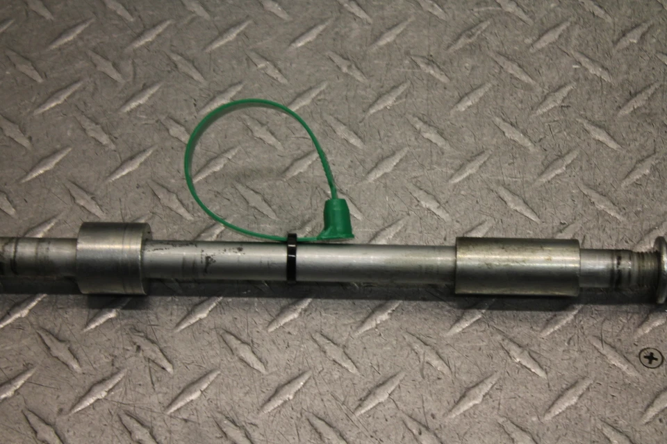 Suzuki Tu250X 2013 llanta trasera eje pivote perno Foto 3 de 4