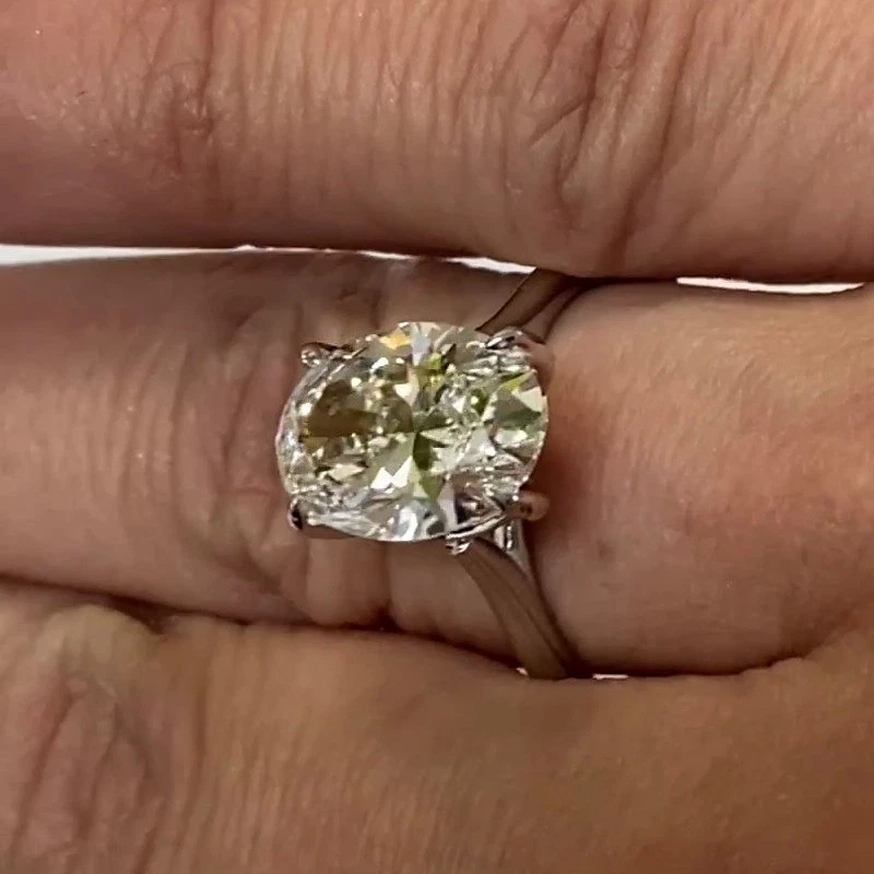 Alianza de compromiso solitario de moissanita ovalada de 3,50 quilates enchapada en oro blanco de 14 quilates Foto 4 de 4