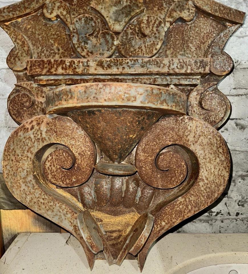 Antiguo estante decorativo arquitectónico de metal estaño de salvamento Foto 2 de 4