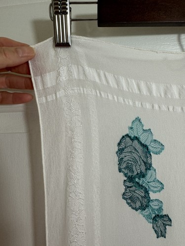 Sciarpa vintage ricamata bianca trasparente con rose blu oblunga 14"x 38" LEGGI - Foto 5 di 23