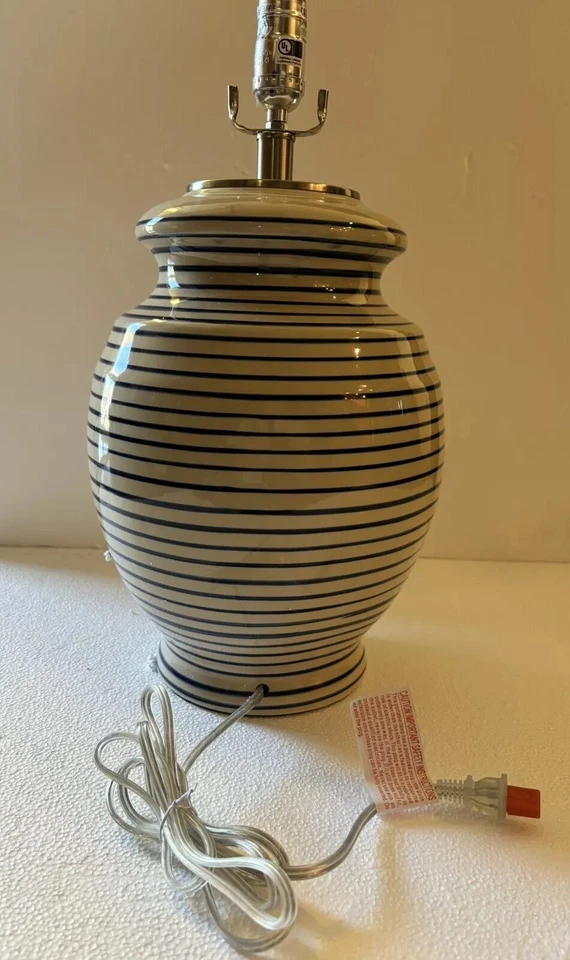 Lámpara de mesa florero Uttermost 26383-1 Marisa 28" H en azul marino/blanco roto con pantalla LEER Foto 2 de 4