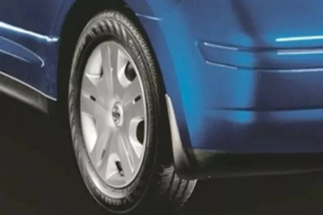 Protectores contra salpicaduras delanteros originales Nissan Versa 2009-2012 F3850-ED900 Foto 2 de 2