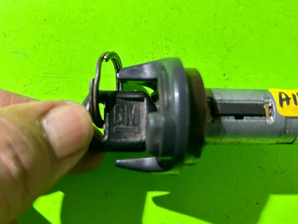 1997 CHEVROLET S10 PICKUP IGNITION LOCK W/KEY OEM - Image 4 of 4