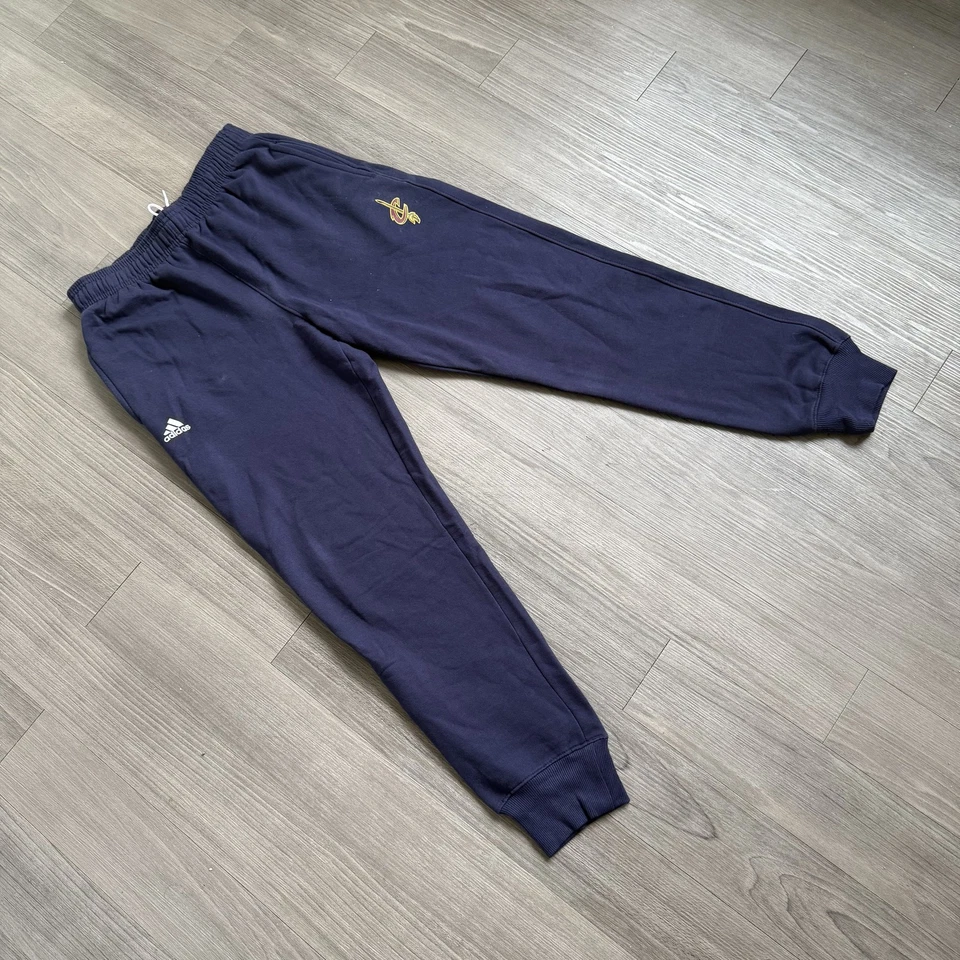 Pantalones deportivos Cleveland Cavaliers para hombre grandes NBA baloncesto Adidas Foto 2 de 4