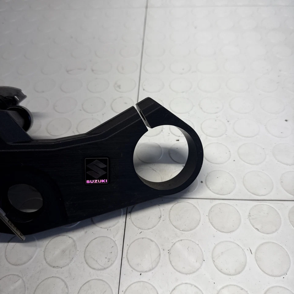 2007-2008 SUZUKI GSXR 1000 ÁRVORE TRIPLA SUPERIOR COM IGNIÇÃO Com CHAVE FABRICANTE DE EQUIPAMENTO ORIGINAL - Imagem 3 de 4