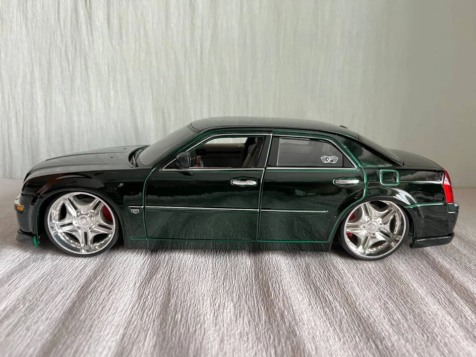 Maisto 1:18 Chrysler 300C Hemi V8 Custom - Playerz Collection - Immagine 4 di 4