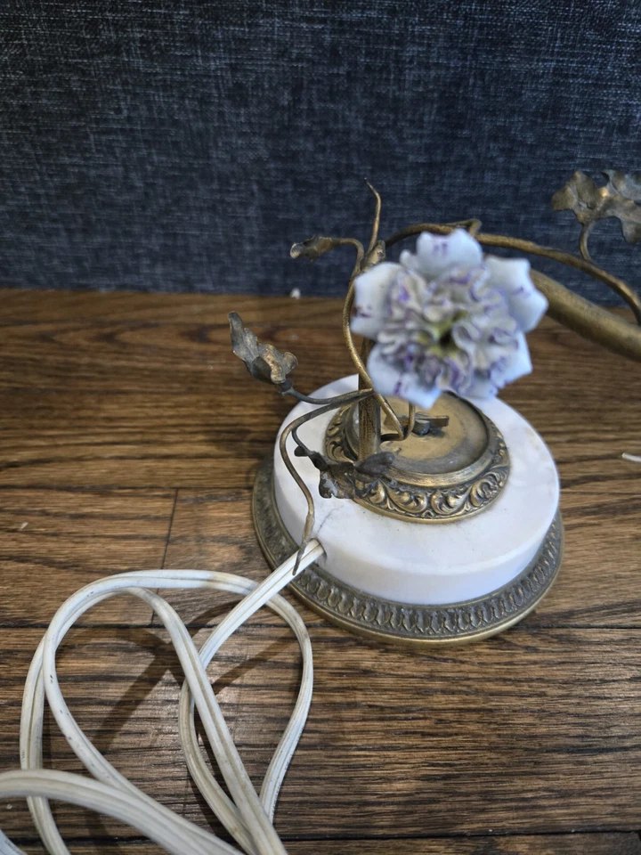 Candeeiro de mesa francês antigo estilo Art Nouveau latão porcelana flores base de mármore - Imagem 4 de 4
