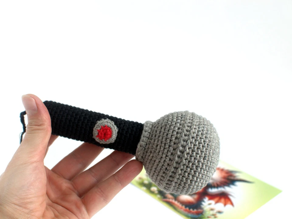 麦克风 Amigurumi,个性化礼物,棉摇铃,有机钩针玩具 — 第 3/4 张图片