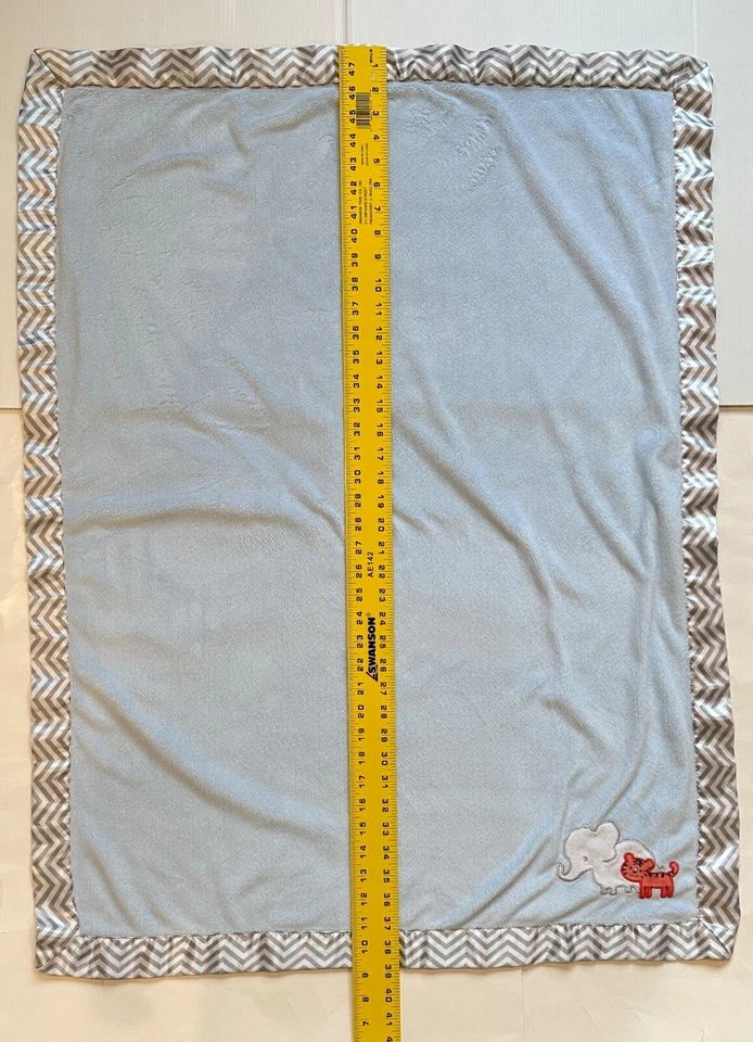 Manta Carters Just One You Elephant Tiger Azul Chevron Zigzag Satén Bebé Niños Foto 4 de 4