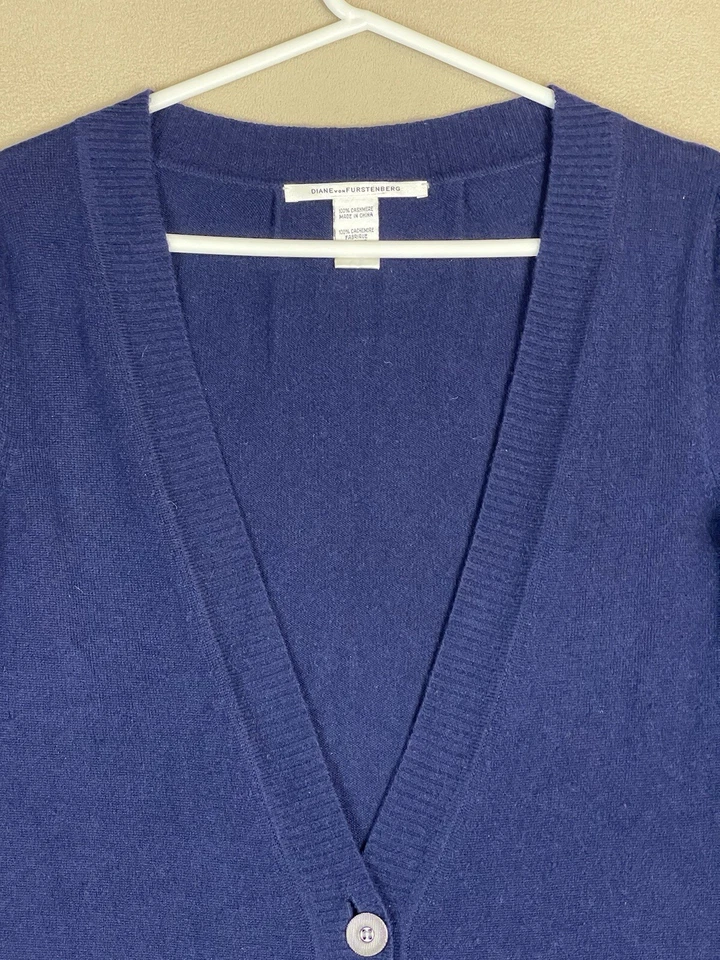 Suéter feminino Diane Von Furstenberg azul médio cashmere botão para cima manga 3/4 - Imagem 2 de 4