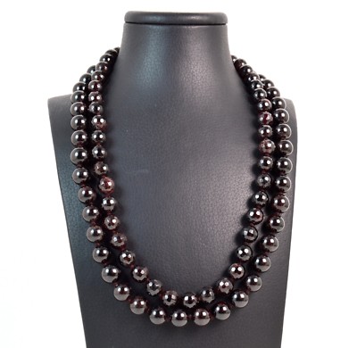 Zweireihige Granatkette mit 925 Silber Verschluss. Made in Italy