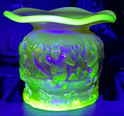 SCARCE Fenton**VASELINE MARIGOLD OPAL "FROLICKING BEARS" CARNIVAL SPITOON**1983