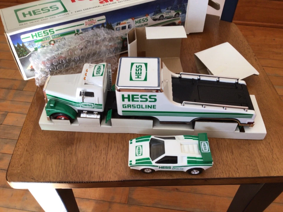 Camión de carreras Hess 1991 con auto nuevo en caja embalaje original luces de trabajo en camión Foto 4 de 4