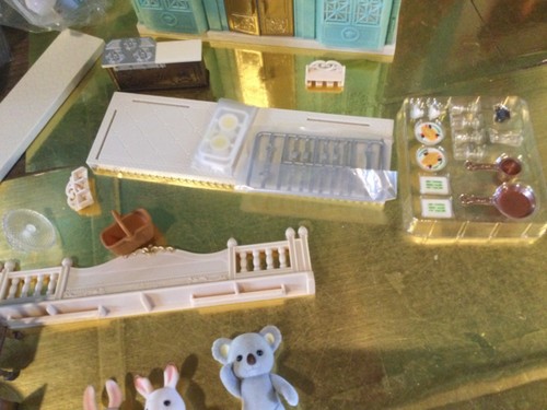 CALICO CRITTERS PLAYSET WITH BONUS FIGURES "THE DELICIOUS RESTAURANT" VINTAGE - Picture 8 of 17