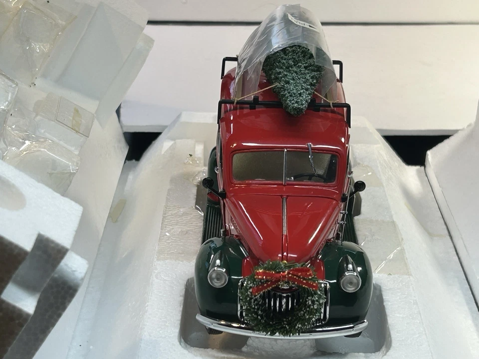 Franklin Mint 2001 Limited Christmas Truck 1946 Chevrolet Suburban 1:24 D.C. - Image 4 of 4