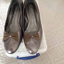 VAN-DAL RIOM - GREY/BRONZE LEATHER WEDGE COURT SHOES WITH BOW - SZ 7.5EE