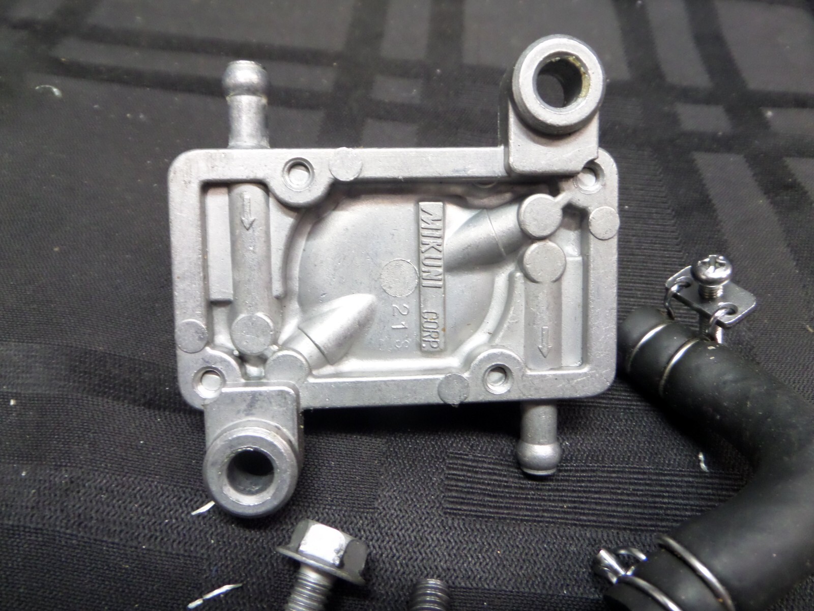 1987 SUZUKI DT6LH 6HP OEM MIKUNI FUEL PUMP 1510098110 8HP BOAT MOTOR