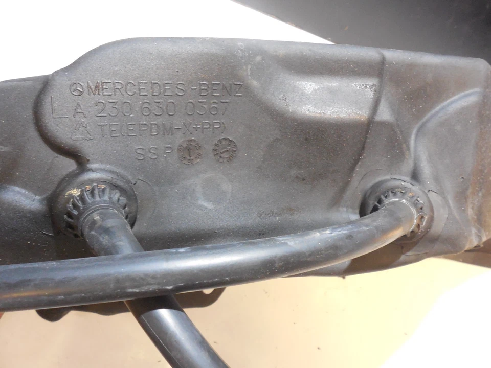 Caja de drenaje ventana trasera izquierda A 2306300367 03-06 Mercedes Benz R230 SL600 SL500 Foto 3 de 4