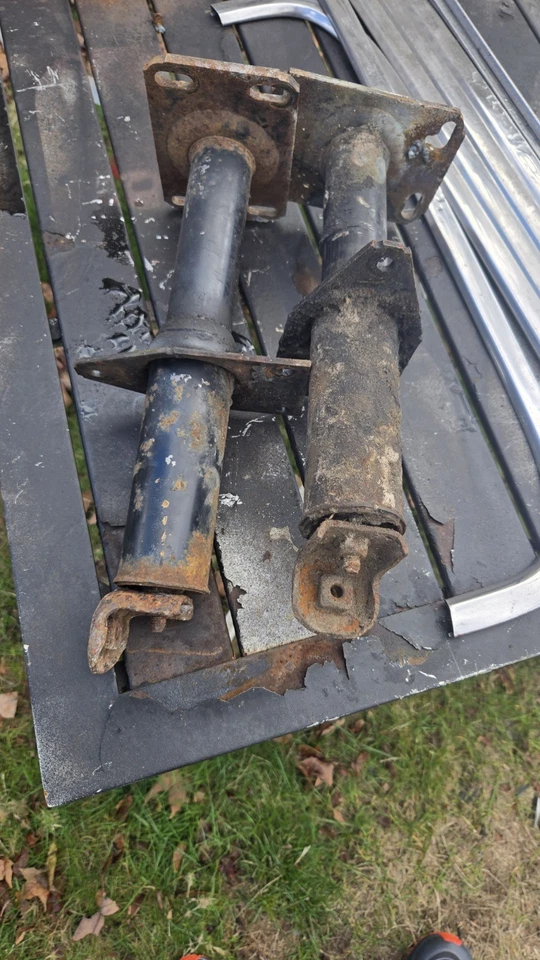 Soportes amortiguadores de impacto parachoques delantero Chevy Monte Carlo SS 1981-1988 22053431 OE Foto 2 de 2