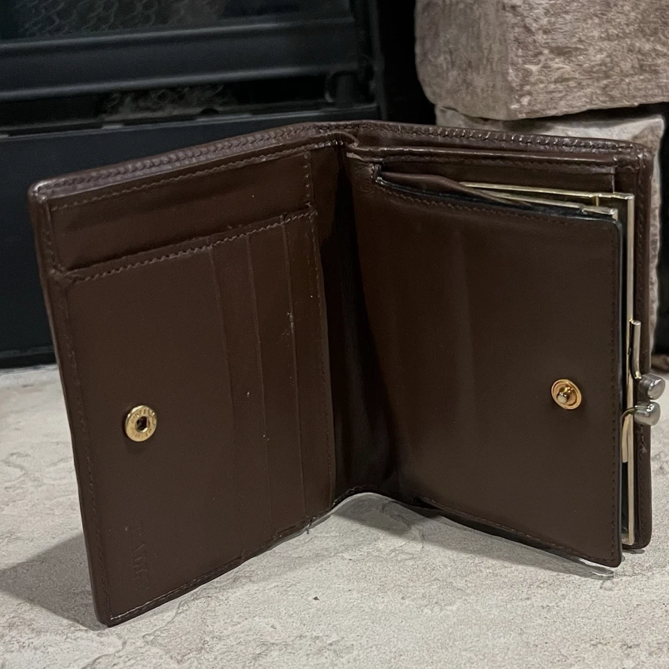 CARTERA DE COLECCIÓN BALLY PARA MUJER PLEGABLE CC, PORTA DINERO MARRÓN LOGOTIPO ESTAMPADO USADA  Foto 3 de 4