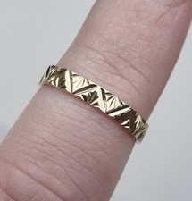 18ct Yellow Gold Hallmarked Patterned Wedding Band Ring 750 1.8g M 3mm