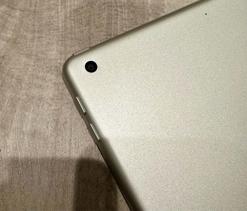 Apple iPad 6th Gen - 9.7" Display 32GB Wi-Fi Silver Color with Bundle Accesories - Image 4 of 4