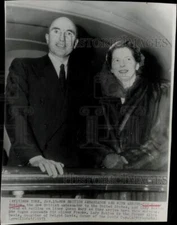 1953 Press Photo Ambassador Sir Roger Makins and wife arrive on ship at New York