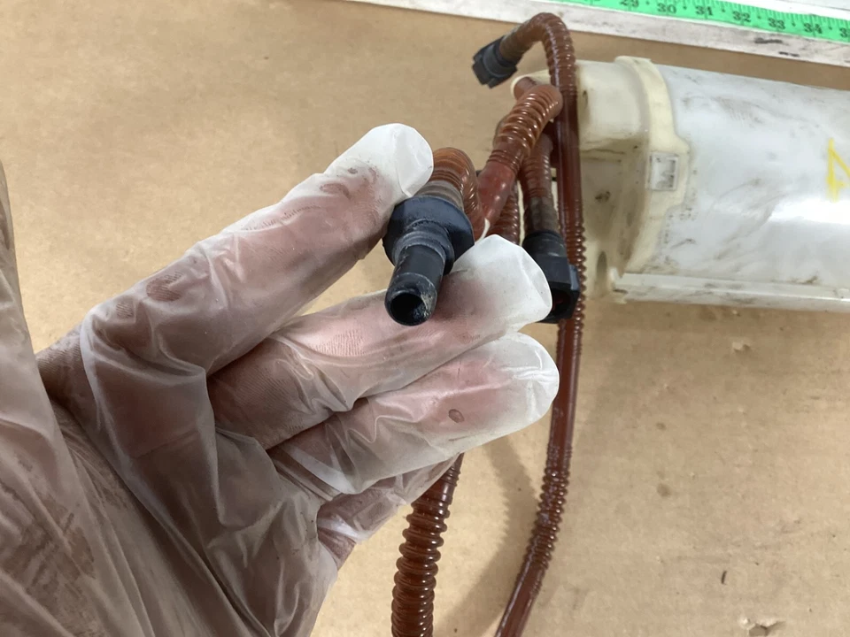 2008 - 2010 Porsche Cayenne 3.6 Fuel Pump Right Passenger 228236005 OEM - Image 2 of 4